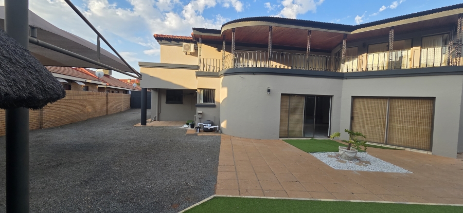 5 Bedroom Property for Sale in Roylglen Gardens Northern Cape